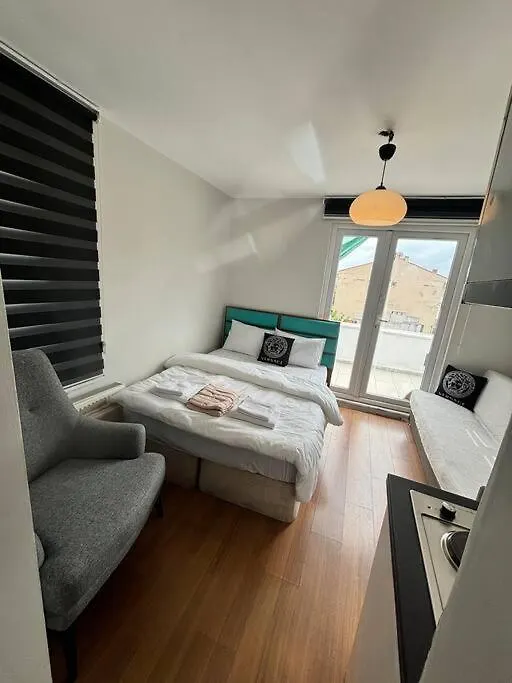 Sunny Terrace Retreat Near Taksim Square Apartment Istanbul Turcia